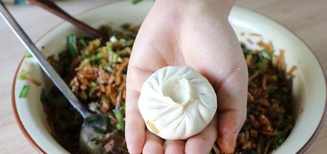  翠绿|韭菜素包子，还是这做法最好吃，韭菜翠绿不变色，松软鲜嫩超解馋