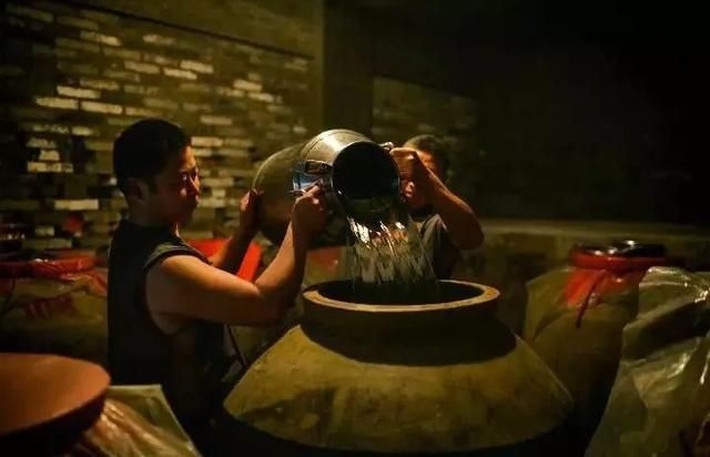 工艺|「酒行天下」什么是“双轮底发酵”酒?