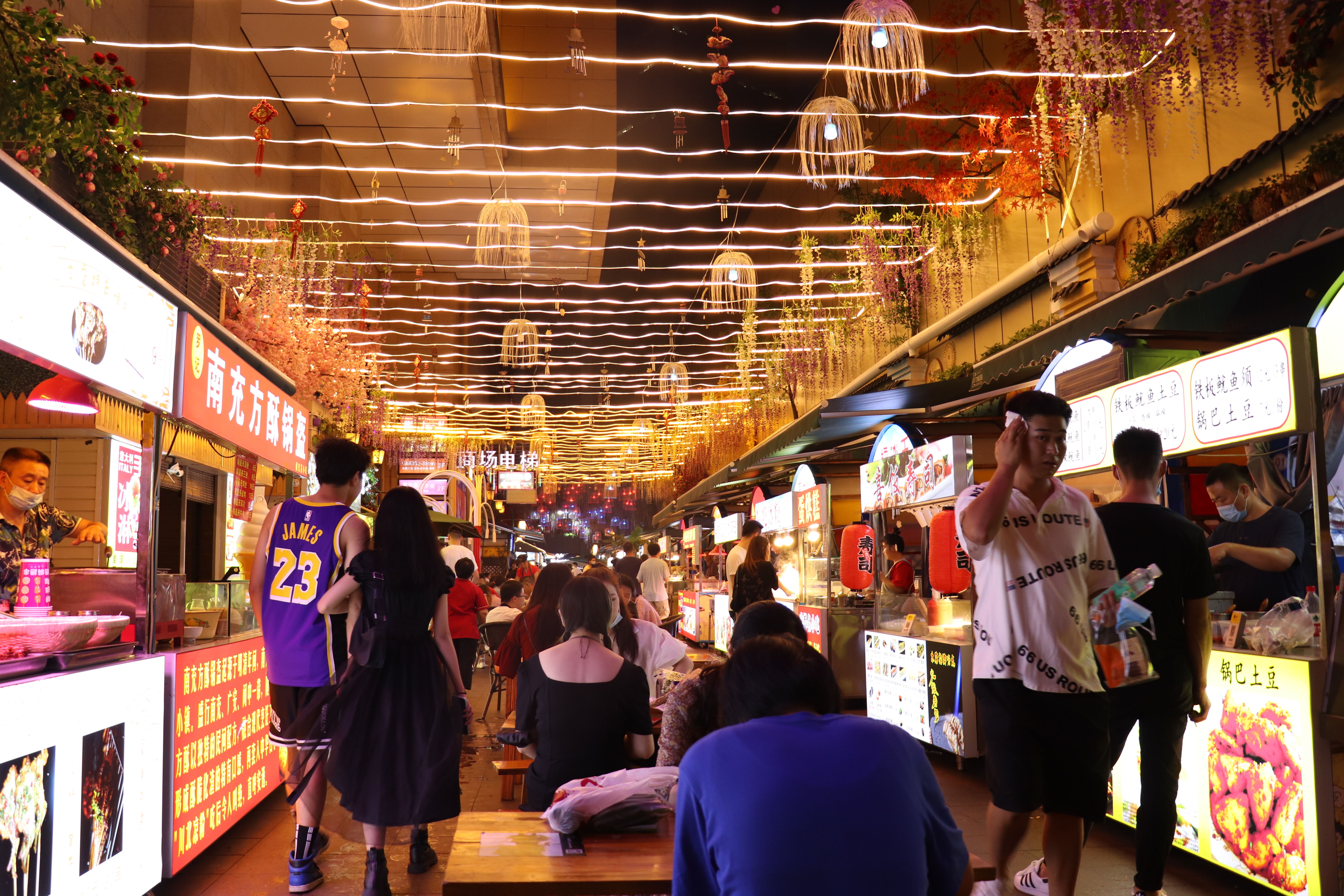 商场里|美食打卡攻略!每一个美食聚集地,都种满了成都人