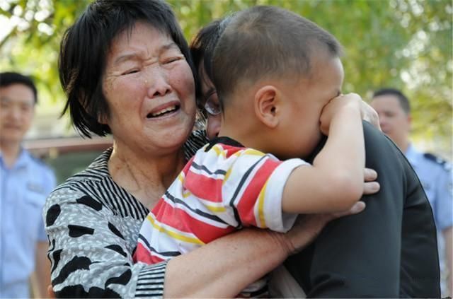  女儿|3岁女儿商场跟爸妈走散，1小时后被找回，爸妈却已认不出