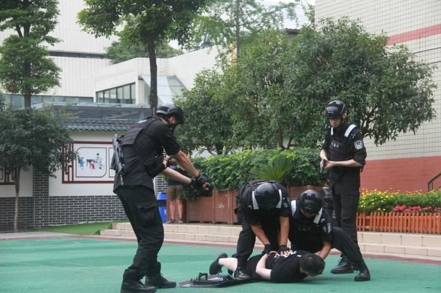 浣花小学|开学第一天 反恐防暴演练走进小学校园