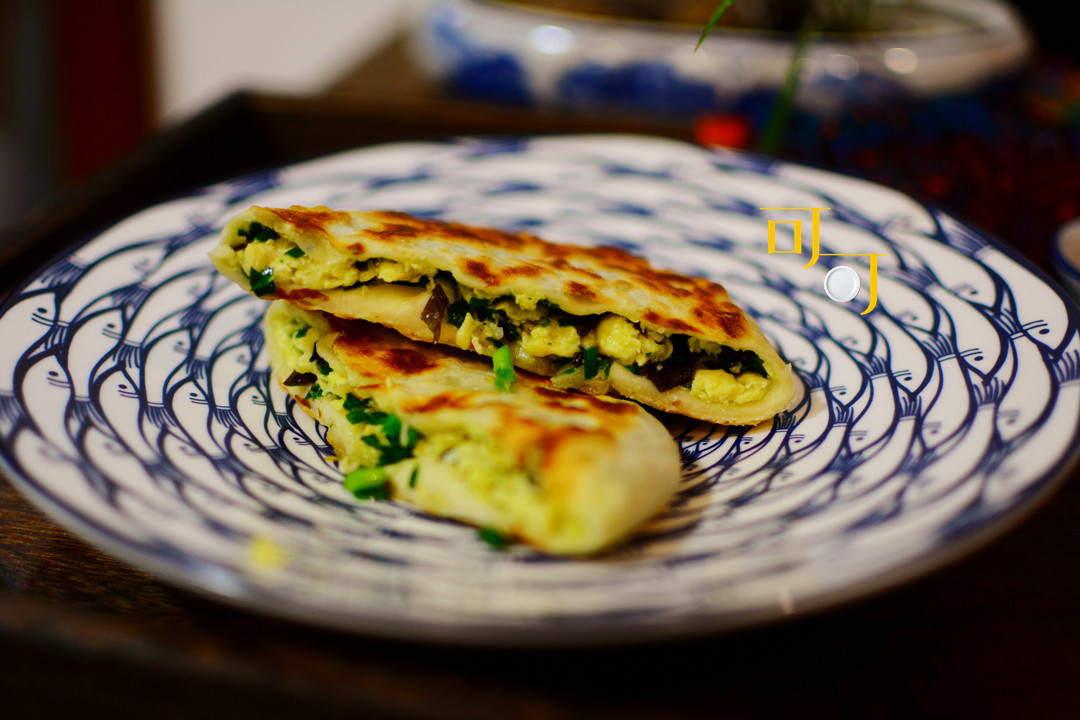  买现成|家里多出的饺子馅怎么办做两个煎饼吃，太香啦！