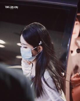  设计|赵丽颖真甜，白色露脐装满满的少女气息， “扮嫩” 起来真顶不住