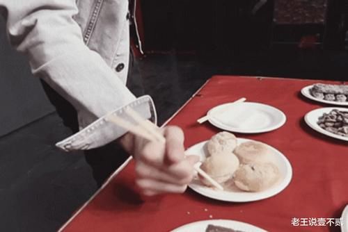  握筷子|明星拿筷子太奇葩！忍了鹿晗，再忍了杨幂，看到张艺兴真的忍不了