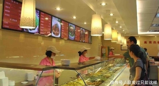  对方|男子错转1万给快餐店，对方：钱不还，每天给炒饭，小伙回应亮了