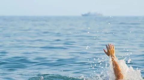 寺庙|男子坠湖溺亡，数百人围观拍视频……