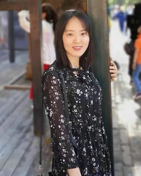  导师|26岁女博士生导师因高颜值走红！才貌双全，网友全酸了！