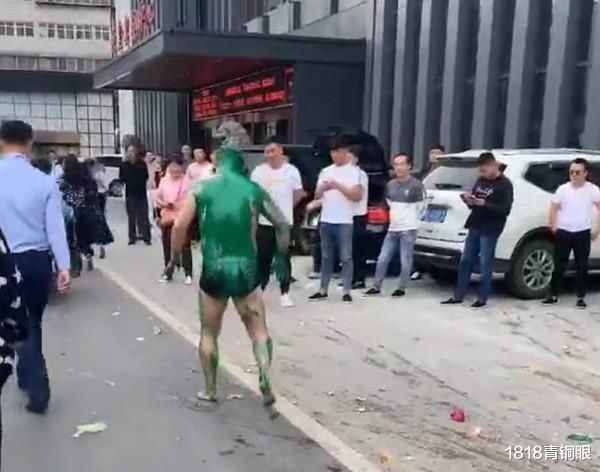 值得|小伙结婚遭伴郎婚闹，被脱得只剩内裤！网友：不值得同情！
