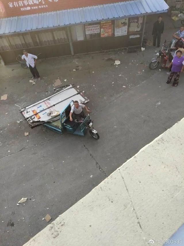  哄抢|货车高速遇事故，7吨猪肉遭哄抢，连车门都被拉走！警方通报：严肃处理