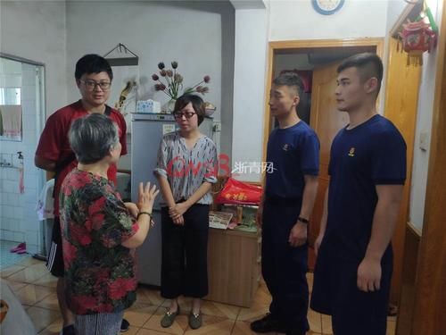  老人|时报敲门行动 | 她年过八旬仍在照顾残疾的儿子，消防员上门为老人送清凉，在厨房中发现不少安全隐患