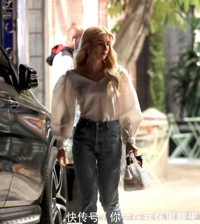 漂亮|艾玛·罗伯茨越来越漂亮，穿着泡泡袖夹克搭配高腰牛仔裤