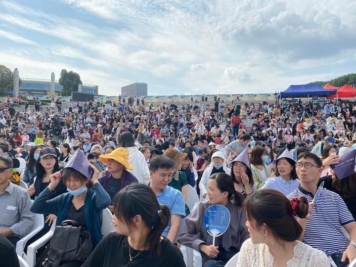 首映礼|“千岛湖的美很难复制”,徐峥带着主演们回拍摄地千岛湖参加《我和我的家乡》首映礼