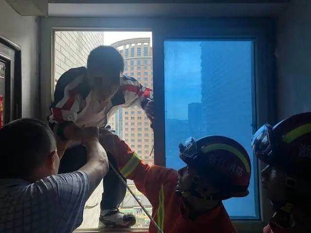 交警|母亲把高考女儿送错考点当场痛哭 现场执勤交警赶紧上前安抚