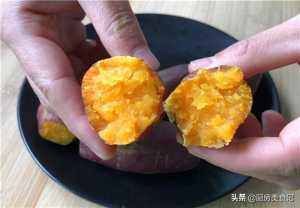  好吃|把红薯直接扔进电饭锅，不用烤箱，出锅比烤的还好吃，又甜又面
