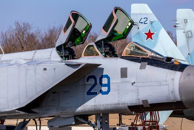  功率|歼20双座版十分必要：两个人换着开不累，多一个人还能指挥无人机