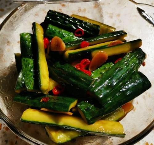  搅拌均匀|腌黄瓜时，腌好的黄瓜“软趴趴”？大厨教你做法，黄瓜脆爽入味