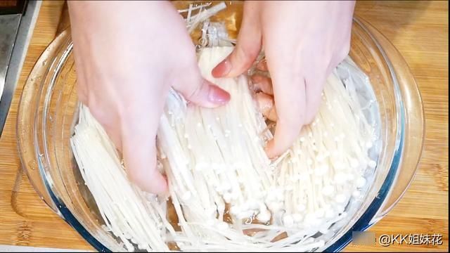  手菜|金针菇也能当大菜！三盘不够吃的快手菜，一口一个，给肉也不换