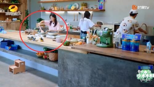  接地|郑爽做饭不离菜谱，看到谭松韵后才知道什么叫接地气