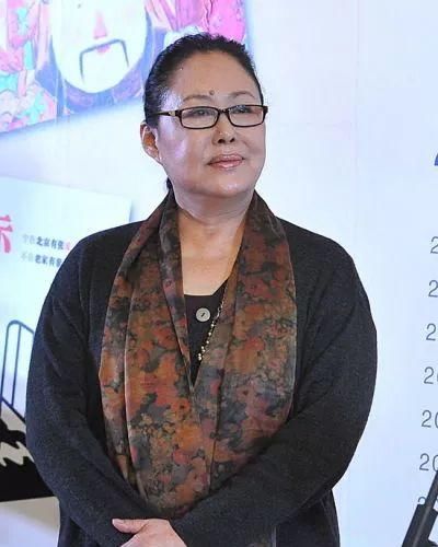  出门|70岁斯琴高娃曾遭8年家暴，如今出门靠轮椅