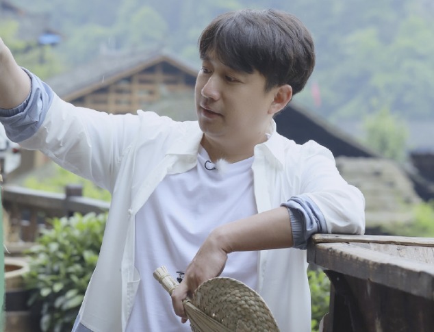  抢钱|《向往的生活》彭昱畅算账加钱，何炅直接抢钱，幸亏黄磊没出手