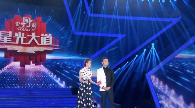  主持|央视主持朱迅上班太萌，穿粉色长裙跳无价之姐，忘记动作全场欢呼