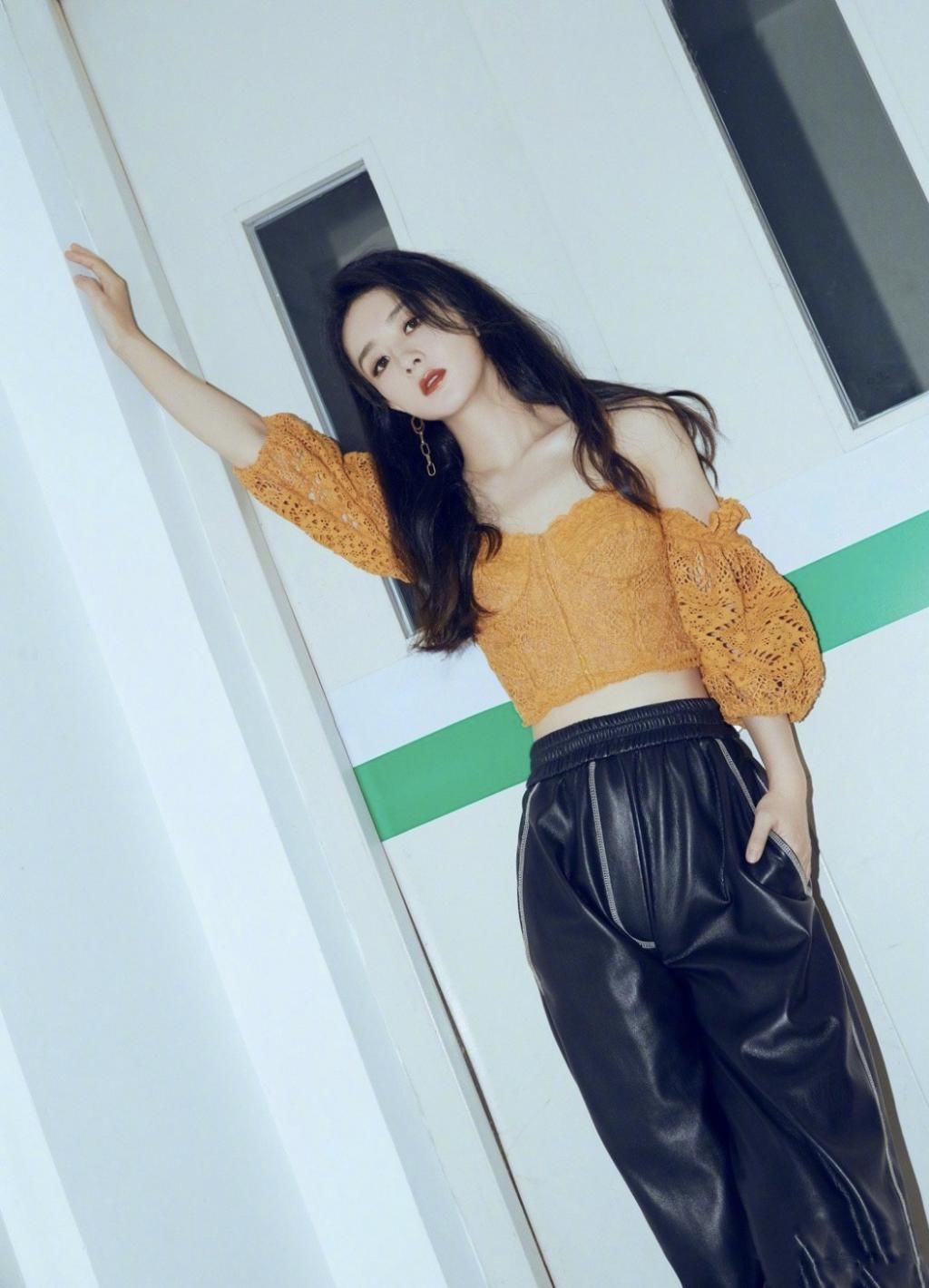  颜值|赵丽颖参加《中餐厅》发布会，生图太抗打，颜值衣品纷纷上线