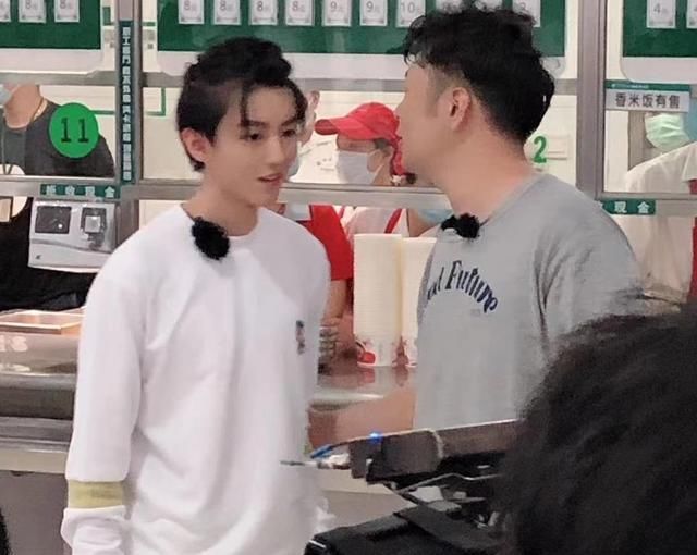  身高|王俊凯路拍生图曝光，失去十级精修效果后，这身高我没眼花吧