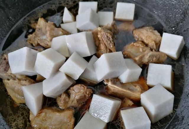 绝配|炖排骨别总放土豆,它才是“绝配”,味道鲜美又补水,秋季别错过