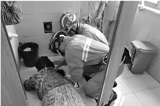  大妈|金项链掉进蹲坑 73岁大妈心一急……