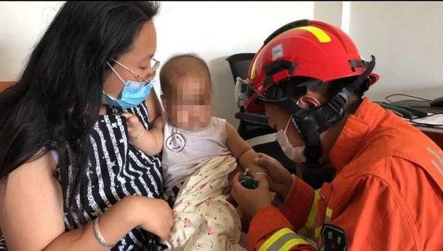  潍坊|潍坊9个月婴儿玩具卡手 消防员暖心救助