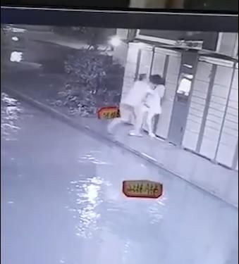 男子|女子被男子尾随强抱后呼救，保安无视，称以为是“家庭纠纷”