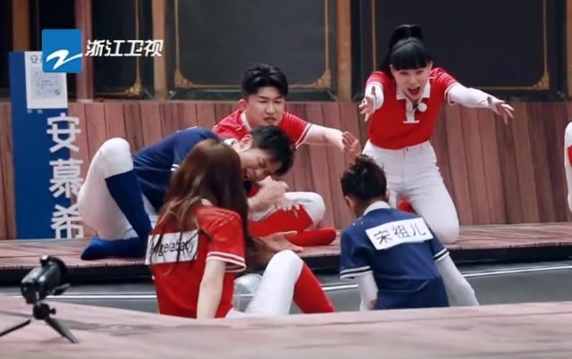  蔡徐坤|郑恺帮baby报仇，致水碗砸到宋祖儿，蔡徐坤下意识动作太圈粉！