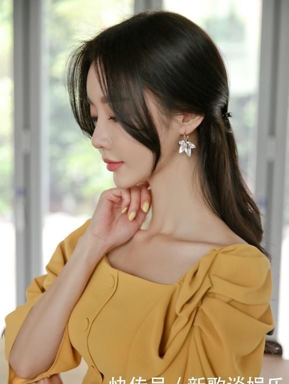 嫩黄|孙允珠：蛋挞夏荣絮彩花边嫩黄连衣裙写真