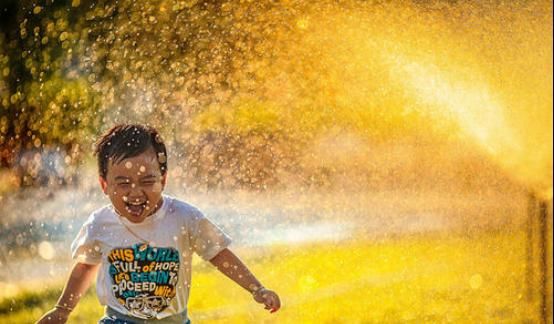 无动于衷|男孩玩耍被“卡”住，爸爸在一旁“无动于衷”，对话让网友笑疯