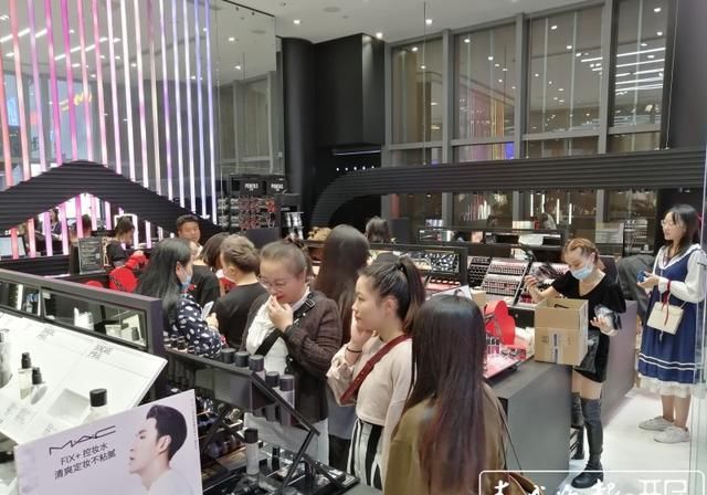  暖场|鲜花价格暴涨、珠宝销量翻倍、餐厅预订满客…昆明人的七夕暖场开启