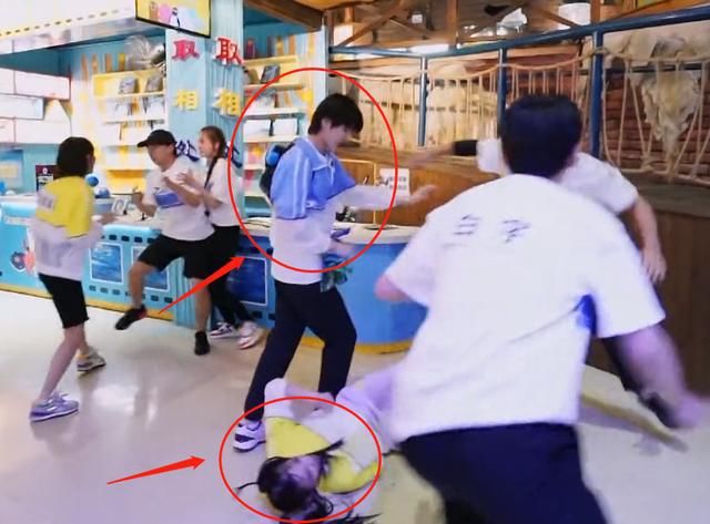  郑恺名牌|郑恺秒撕蔡徐坤名牌，蔡徐坤下一秒的行为，暴露出人品