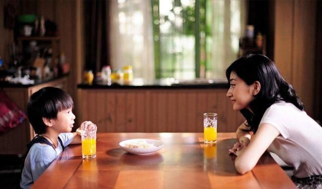 家长|“吃你个鸡腿怎么了?”男童强要邻座鸡腿,女生霸气回怼让人解气