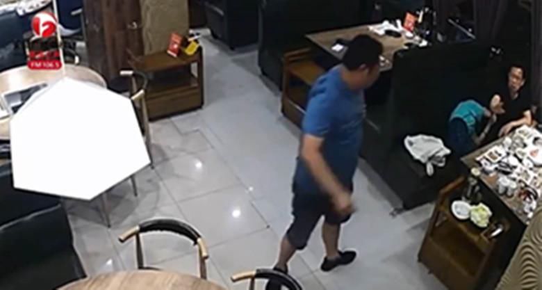 打人男子|接连发生女性公共场合遭暴打事件，那些高叫“打得好”的人，脑袋被驴踢了吗