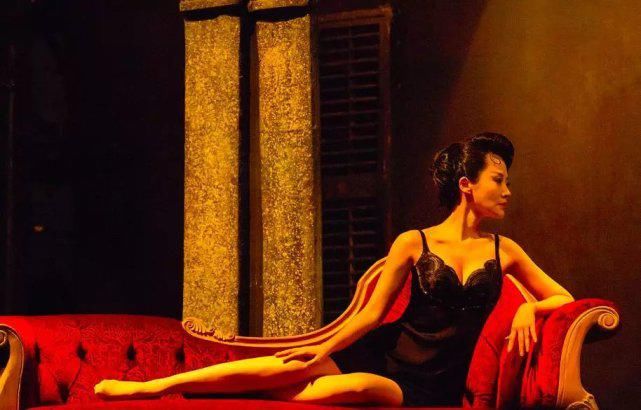 来说|年龄，对于许晴来说，不是束缚，而是成熟的标志，就像一朵开到最美的牡丹