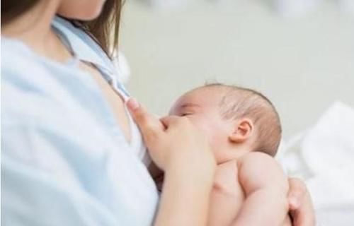  入迷|奶奶看戏入迷，忘记了正在喂孩子吃奶，宝宝的表情让人捧腹大笑