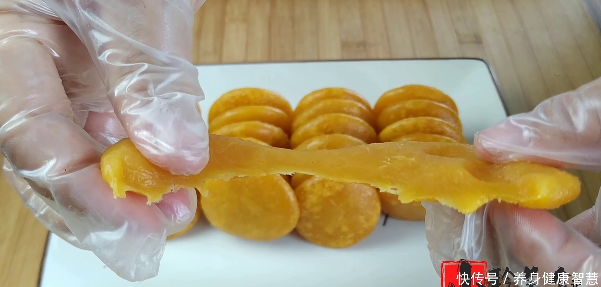 无水|南瓜饼又出新做法了,无水无油,软糯香甜又劲道,全家人都爱吃