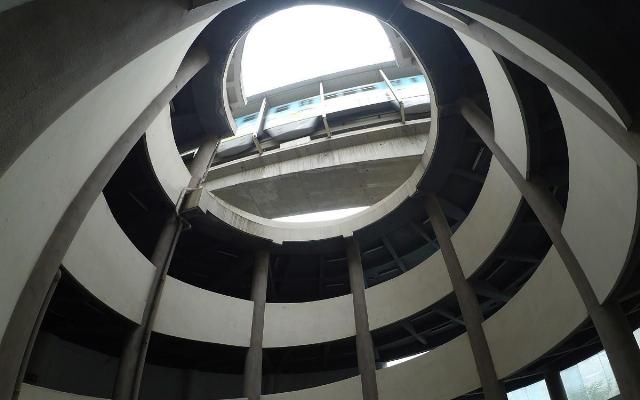  车库|SCP-413无尽车库，当你进入里面之后，发现身后的门消失了