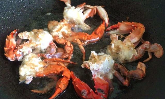  螃蟹|螃蟹别再蒸着吃了，这样一做外酥里又嫩，炒了一大盘硬是不够吃！