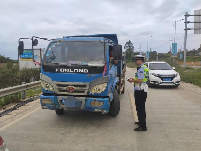 守护|国庆我在岗丨梧州交警“逢五”亮剑,守护平安畅通出行路!