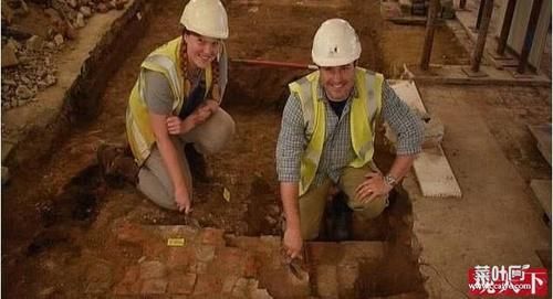 商店|窃贼驾车撞商店抢走ATM机，没想地下竟是500年前富商之家