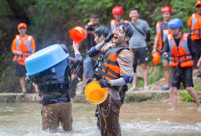 过于|宋威龙、王一博打水仗，除了帅气毫无看点，认输理由过于佛系