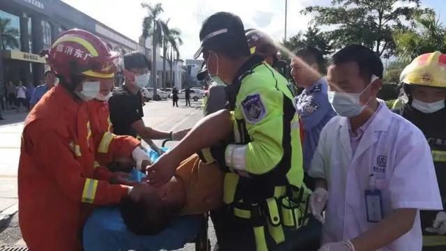  货车|惊！货车撞上变压器，司机被困