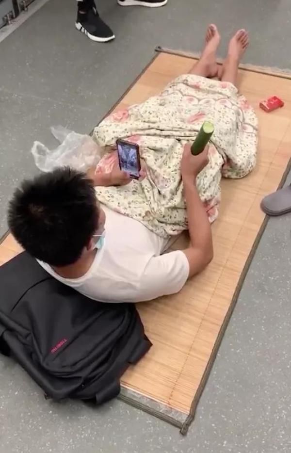  直播|想红想疯了！23岁男子地铁铺凉席啃黄瓜，直播睡大觉