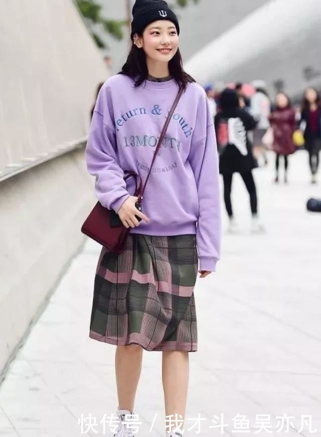 卫衣|卫衣+半裙=早秋最火混搭套路,时髦炸了