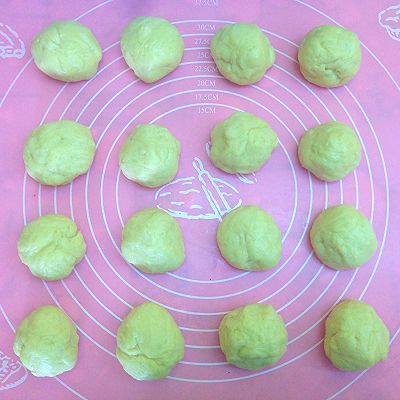 松软|淡奶油椰香肉松软面包